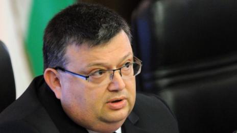 Цацаров привика МВР шефове да докладват за Сертов