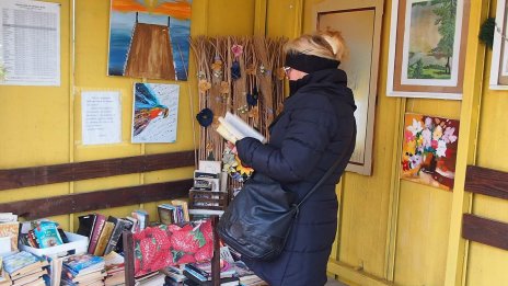 На спирка "Прибой" варненци чакат автобуса в уюта на домашен хол СНИМКИ/ВИДЕО