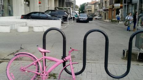 Вандали потрошиха розово арт-колело във Варна