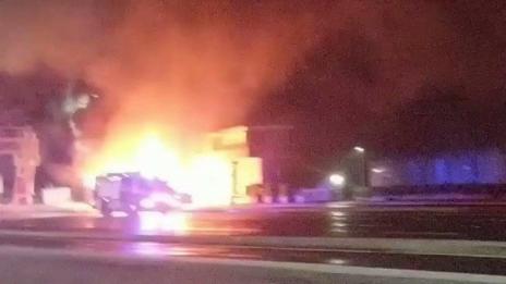 Пожари в Австралия: Горяха офиси, подпали се автобус със сватбари