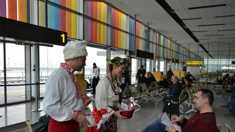 Мартеници зарадваха пътниците на летище Варна и летище Бургас