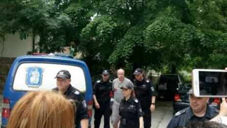 Откараха в съда шведа, изритал камериерка