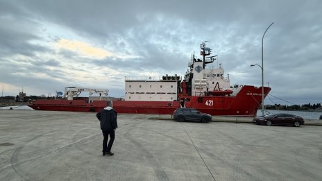 Лошото време забави полярния ни кораб по пътя към дома