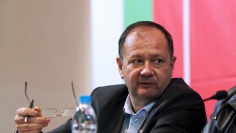 Дясното управление ни прави неграмотни, скочи Миков