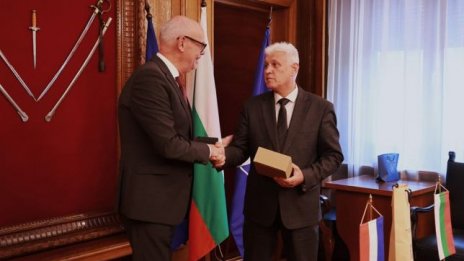 Нидерландският посланик обеща: Първият минен ловец пристига до дни