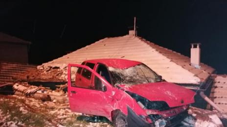 Кола се покатери на покрив на къща