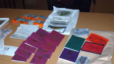Разбиха печатница за фалшиви документи