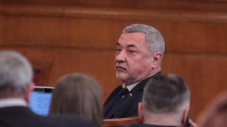 Полицаи, медици, фармацевти на море с ваучери от хазната