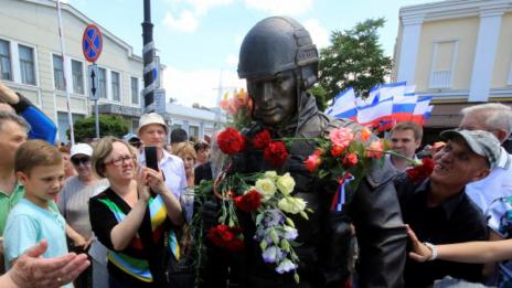 В Крим откриха статуя на въоръжения руски войник