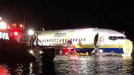 Boeing 737 със 143 души падна в река във Флорида  
