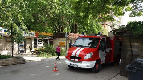 Клон се срути върху заведение във Варна (СНИМКИ)