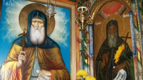 Десетки на опашка да нощуват в храм за лек