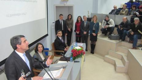 Решенията за страната не се вземат само на жълтите павета!