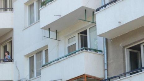 Драматична нощ в Бургас: Жена скочи от 3-я етаж и оцеля