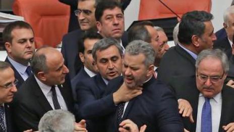 Дебат в парламент прерасна в бой