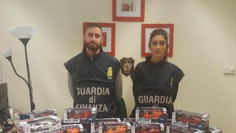 Задържаха българи за внос на над 50 000 контрабандни играчки в Италия 