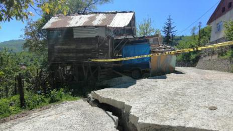 Свлачище унищожи сгради и джамия в Турция