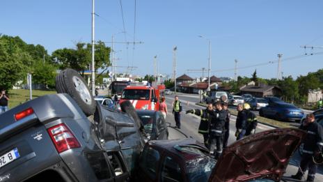 Млад мъж загина след челен удар между две коли