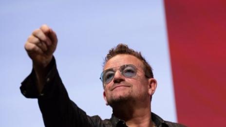 Боно от U2 разкри защо винаги носи очила