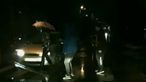 Кола помете млада дама на пешеходна пътека (ВИДЕО)