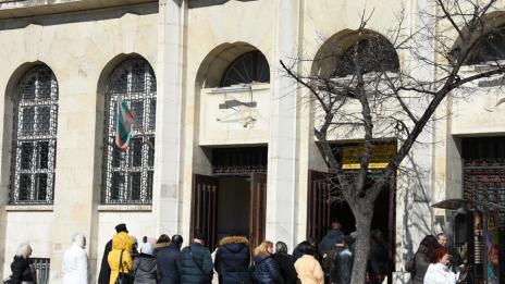 Варненци на опашки главно пред Пощата и банките