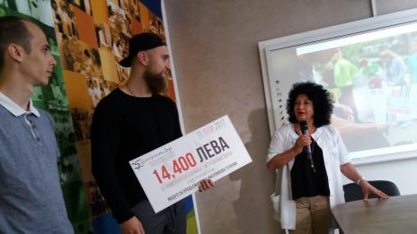 Дариха 14 400 лв. на детското интензивно в УМБАЛ „Света Марина“