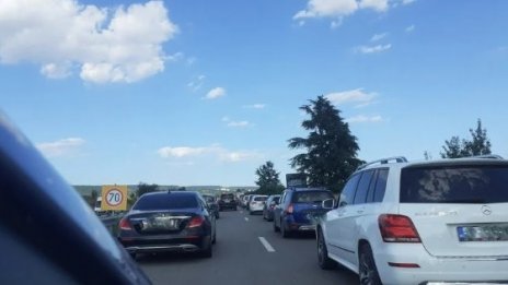 Голямо задръстване близо до Варна заради катастрофа