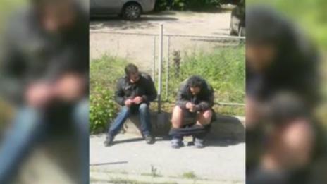 В центъра на София - деца играят, наркомани се бодат