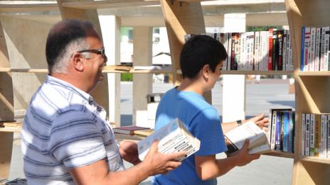 Варненец дари над 400 книги от личната си библиотека за общо ползване