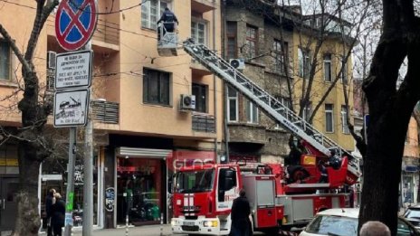 Екшън в София: Жена заплашва да скочи от терасата