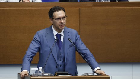 Митов: Наплашиха хората, всяваха страх, че самолетите са опасни