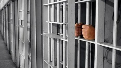 Арестуваха работник, набил колежка