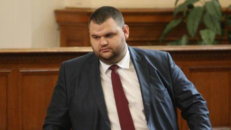 Делян Пеевски продава дяловете си в "Булгартабак"