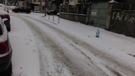 Зимата се завърна с пълна сила! В почти цялата страна вали сняг