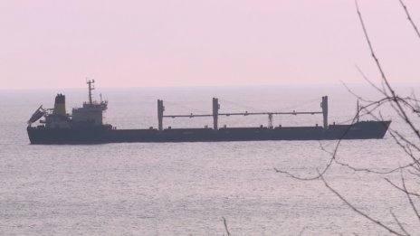 Корабът "Царевна", който е в Мариупол", е с пукнати стъкла и дупки по обкова