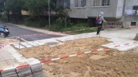 Ремонтираха пропадналия от дъждовете тротоар на бул. "Левски"