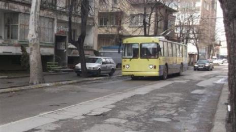 Задържаха водач на тролей, продавал билети менте