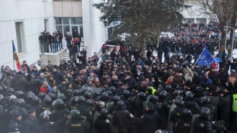 Протестиращи щурмуваха парламента на Молдова