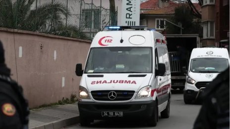 Жилищна сграда се срути в Истанбул