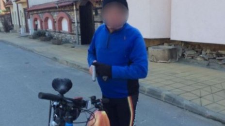 Въоръжен велосипедист обикаля с хляб в торба и пищов в ръка (СНИМКА)