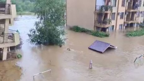 Призовават туристите и туроператорите да не се евакуират сами от Царево