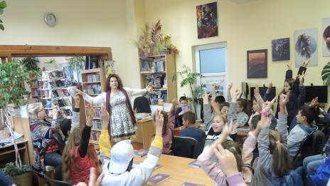 Нова книга представя поетесата и художничка Елена Мури