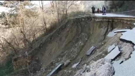 Огромно свлачище затрупа къщи край Пазарджик