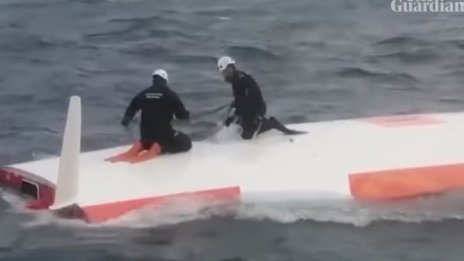 Чудо! Спасиха ветроходец, блокиран 16 часа под преобърната яхта ВИДЕО
