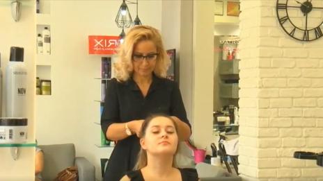 В салона: радиото кънти, музика – звучи, безплатно… И фризьорките ще си плащат!