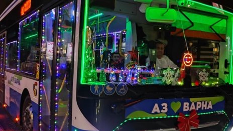 Коледен автобус радва малки и големи по улиците на Варна
