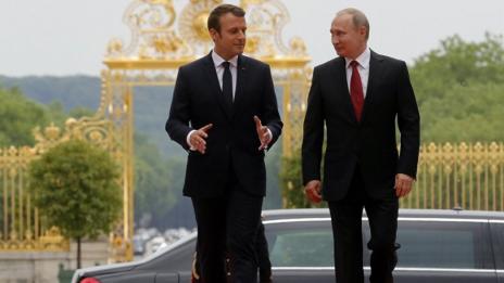 Макрон приема Путин в Брегансон  