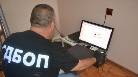 Задържаха трима разградски хакера