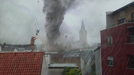 Аномалия: Tорнадо предизвика апокалипсис в Германия (ВИДЕО)