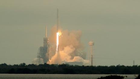 Дракон в космоса: SpaceX изстреля товарен кораб към МКС